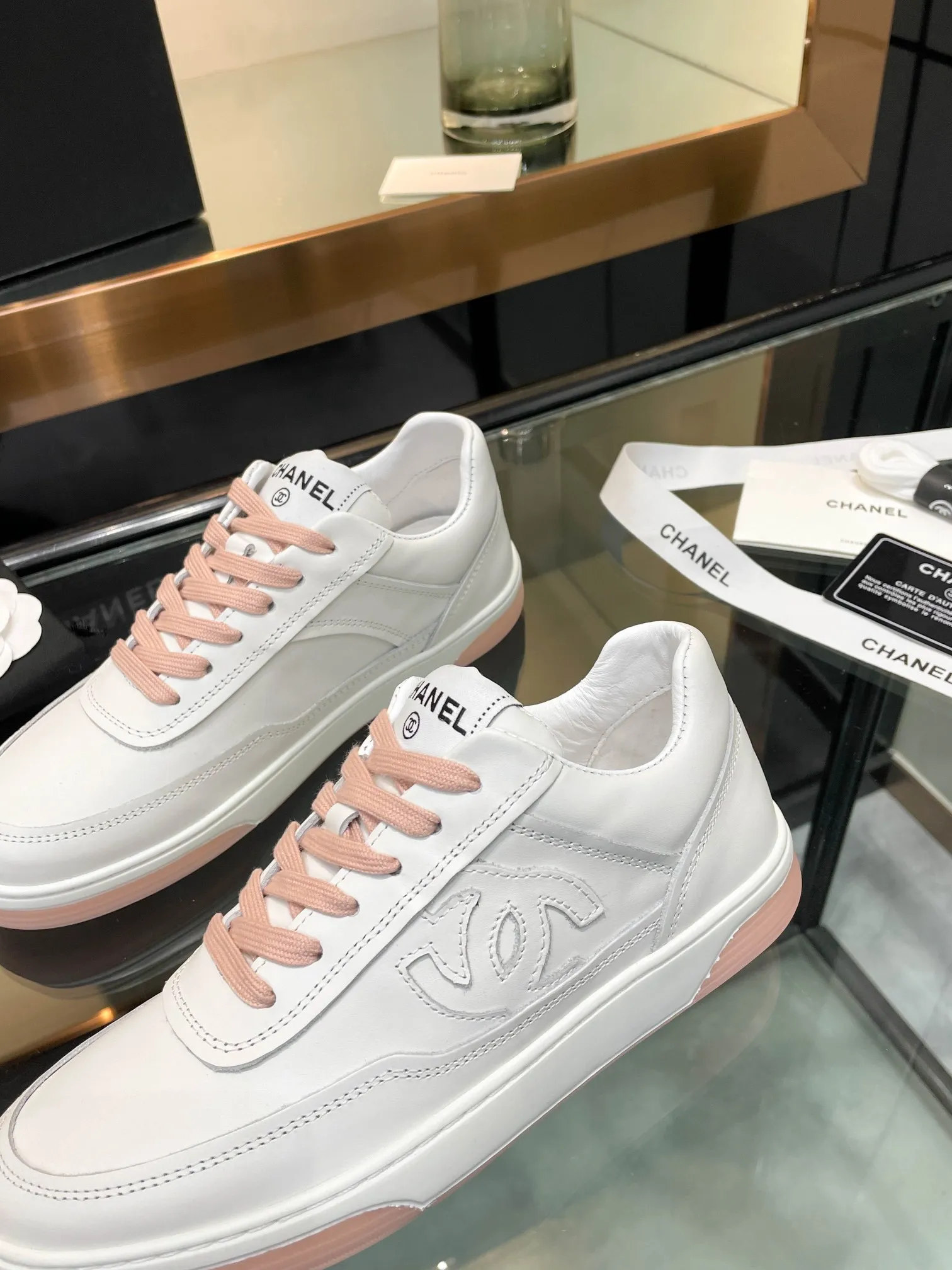 👟👟Ex-factory price 520👟👟Chanel Chanel 25SF latest model full leather panda color white shoes casual sports shoes skateboard shoes original purchase and development production Xiaoxiang C Home Another super popular item in the counter, loved by Internet celebrity bloggers and sisters, and various praises on social platforms. It is very popular, has a high texture, is breathable and super spring and summer. Seeing this issue always arouses the inner desire of girls for fashion. The latest suede material, classic black and white color, full of fashionable feeling on the feet, easy to care for. Fabric: Original customized imported cowhide material. Lining: Customized soft sheepskin lining. Sole: Original molded TPU non-slip outsole. Bottom thickness: 2.5CM. Size: Women's size 35-40 (custom-made sizes 40 are non-refundable)